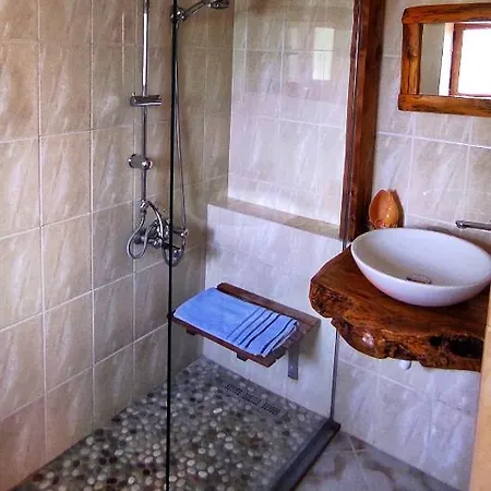 Casa * Qeparo