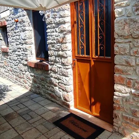 Casa * Qeparo